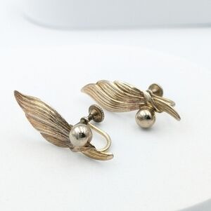 Vintage signed Bond Boyd screw back earrings